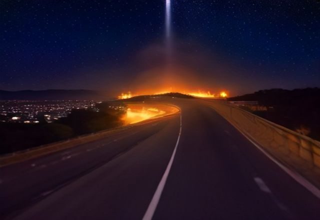 日本东京夜晚的霓虹灯街道，行人匆匆穿行，象征援助交配现象发生的都市社会背景，冷色调蓝紫光线营造疏离感